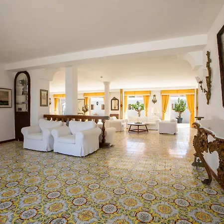 Hotel Torre Dei Borboni 3*