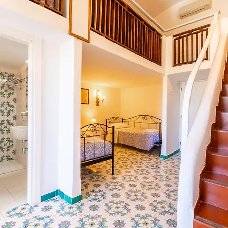 Hotel Torre Dei Borboni 3*