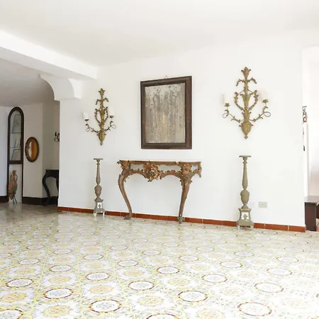 Hotel Torre Dei Borboni 3*
