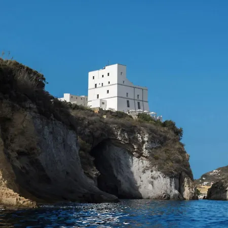 Torre Dei Borboni פונזה
